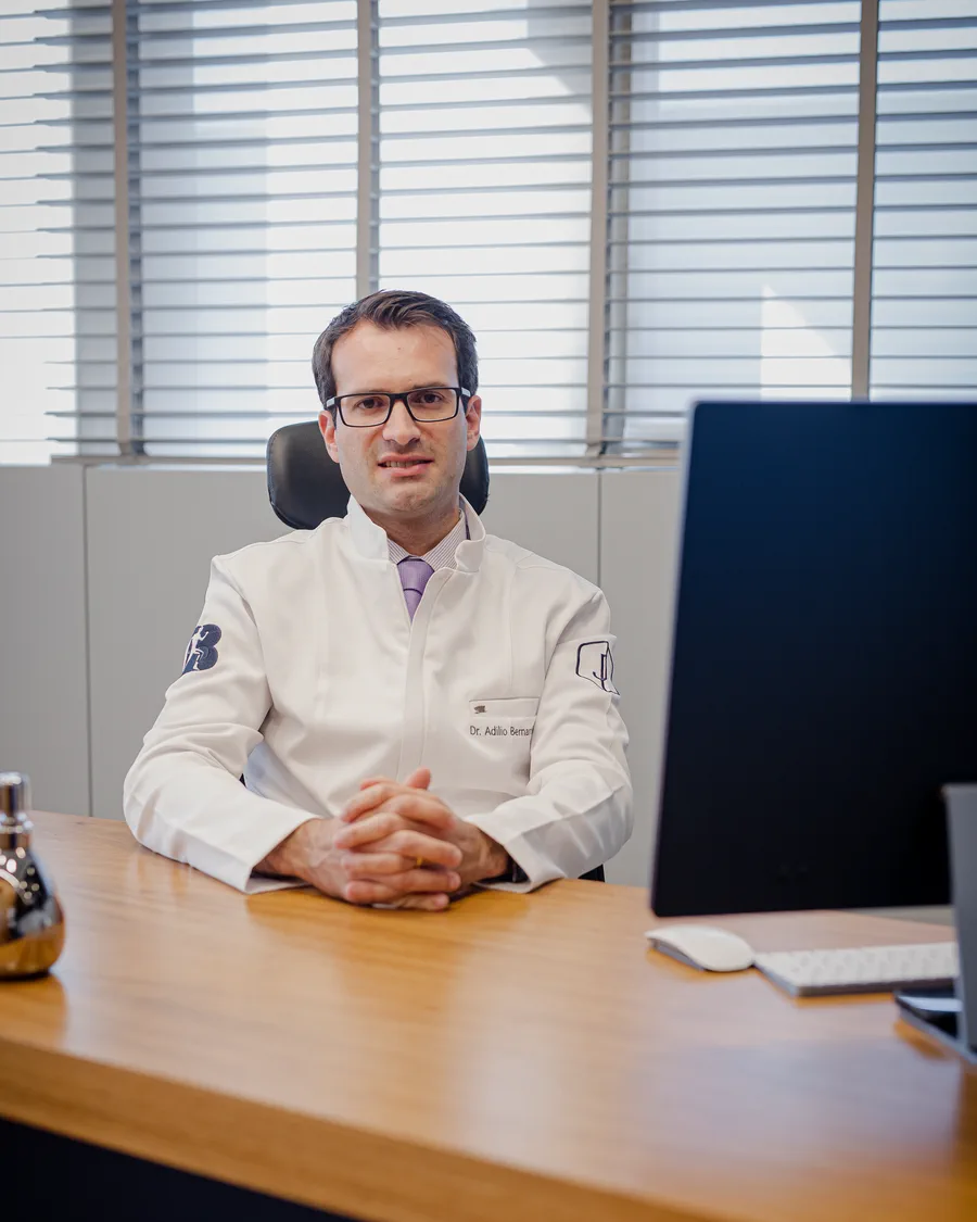 Dr. Adílio Bernardes em seu consultório